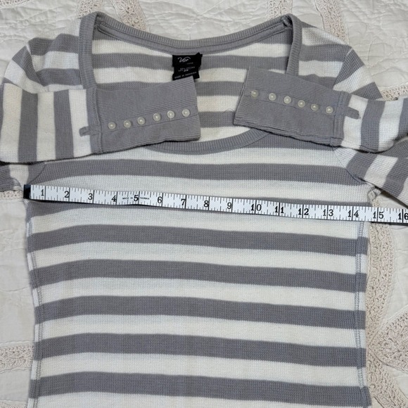 Vanity Y2K Thermal Top Grey White Striped Button Cuff Scoop Neck Womens M - Picture 4 of 7